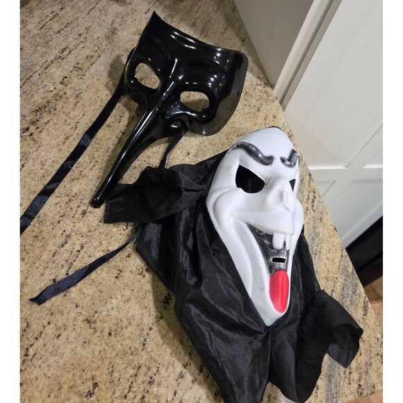 Lot of 2 Halloween masks. Scream Ghost & Bird Plaque Masquerade Black - Picture 1 of 11